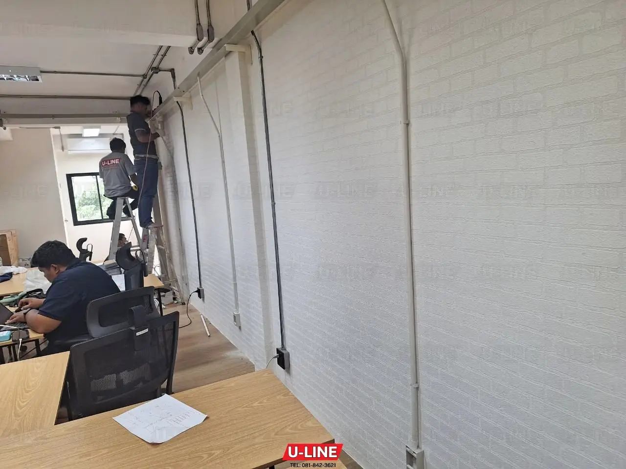 เดินท่อและปลั๊กในสำนักงาน