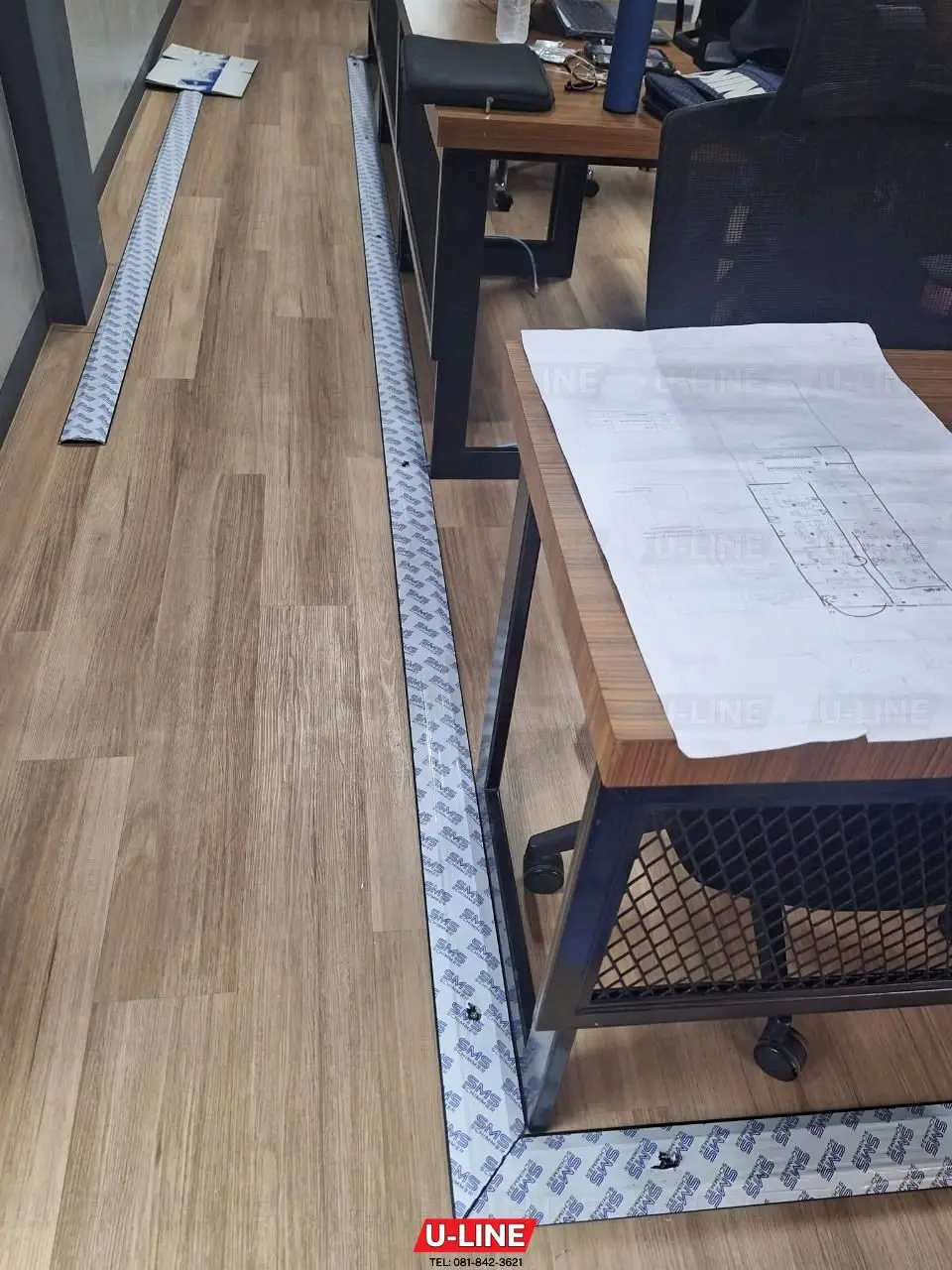 รางธรณีสำหรับจัดเก็บสายแลนใต้โต๊ะทำงานในออฟิศ