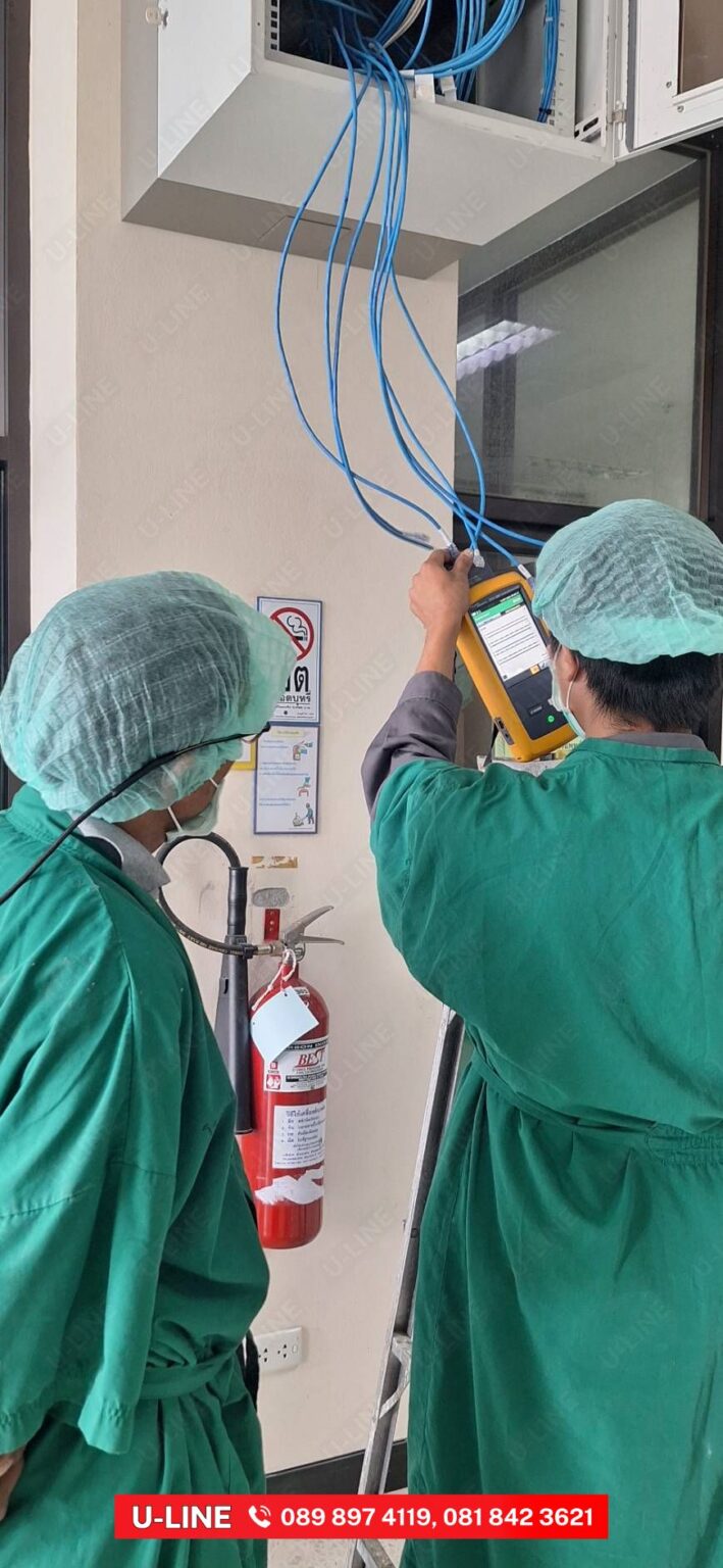 ช่างกำลังทดสอบสาย LAN CAT6 ด้วยเครื่อง fluke