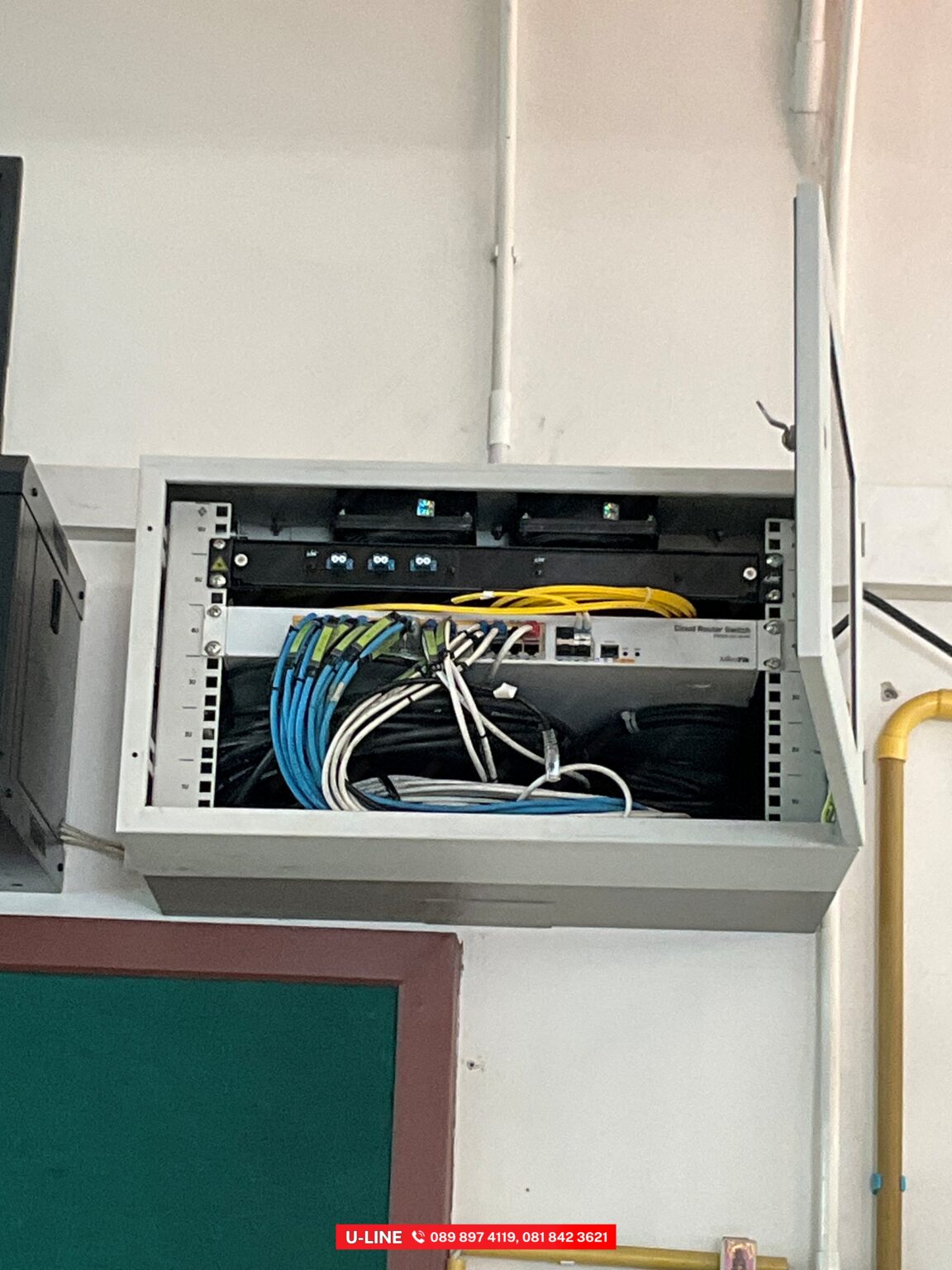 ตู้แร็ค มีสายไฟเบอร์ออฟติคและสายแลน