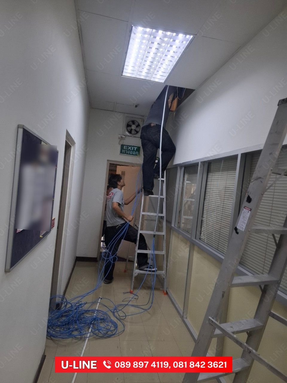 ช่างเดินสายเทคนิคกำลังเช็ดตู้แร็ค