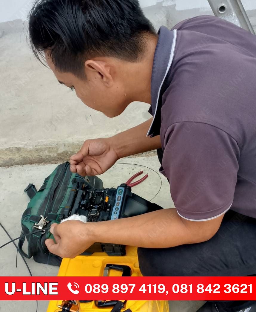 งานซ่อมสายไฟเบอร์ออฟติกโรงงาน ช่างไฟเบอร์ออฟติคกำลังฟิวชั่นสไปส์ไฟเบอร์ออฟติค