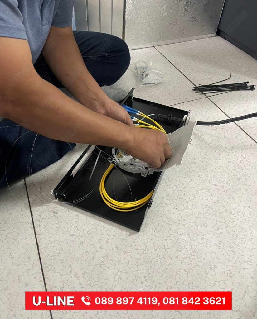 กำลังจัดสายไฟเบอร์ออฟติกใน splice tray interlink