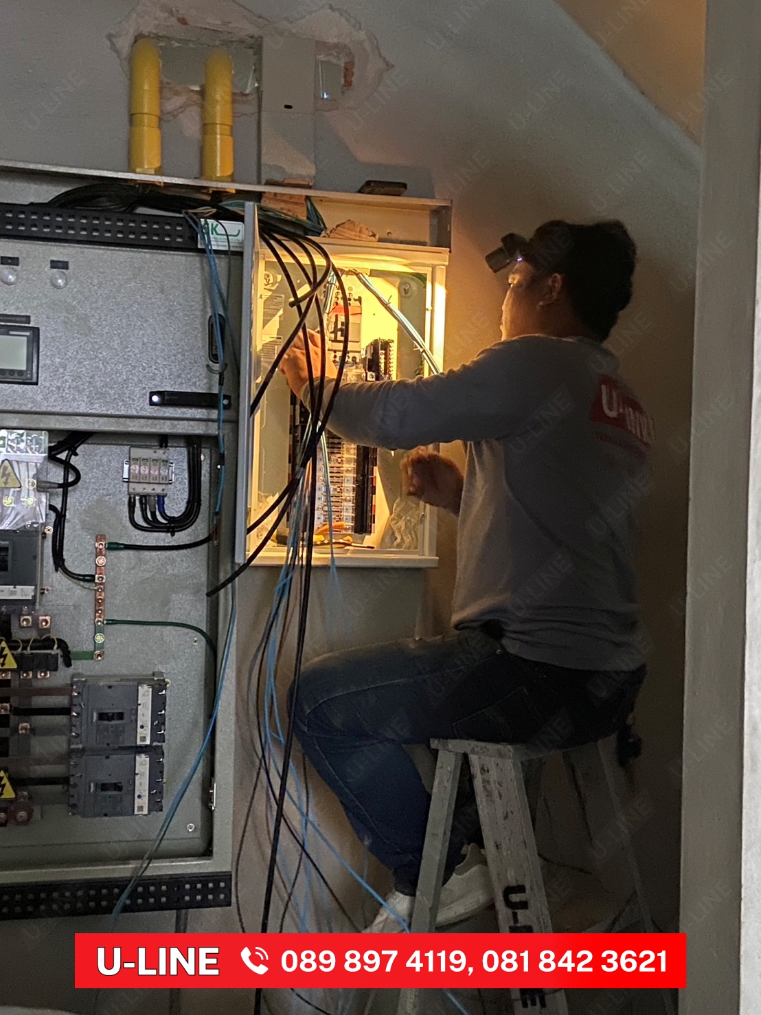 ช่างไฟฟ้าทีมยู-ไลน์ ซิสเท็มส์กำลังเดินสายไฟภายในตู้ load center ติดตั้งระบบไฟฟ้าและแสงสว่างภายในอาคารรีโนเวทใหม่ ย่านประชาสงเคราะห์