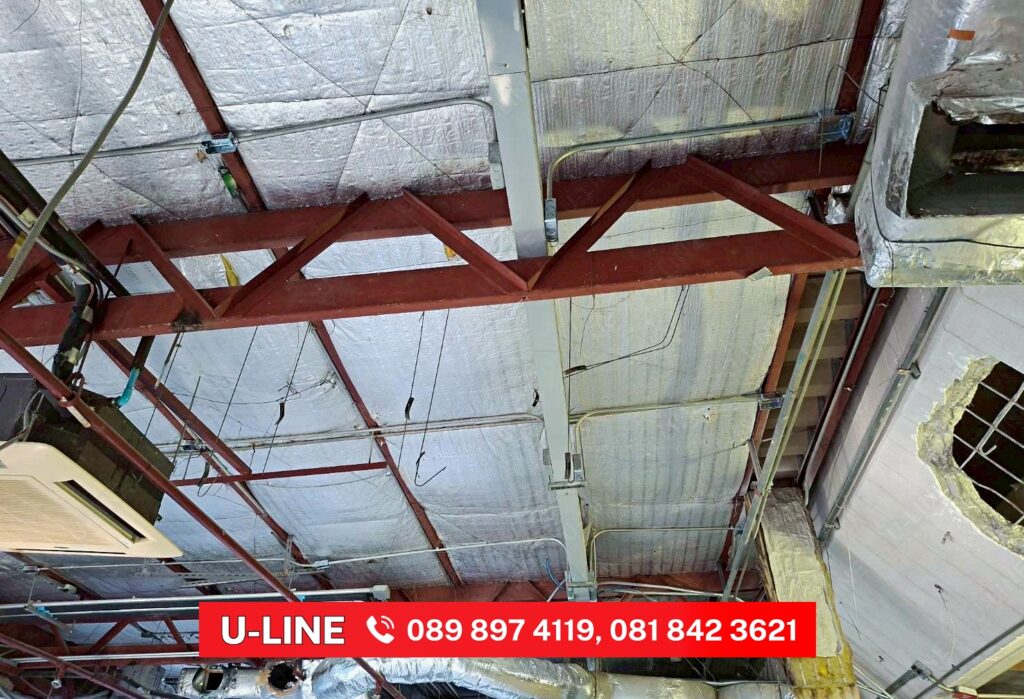 ราง wireway และท่อ emt ที่เดินไว้บนฝ้าภายในสำนักงาน