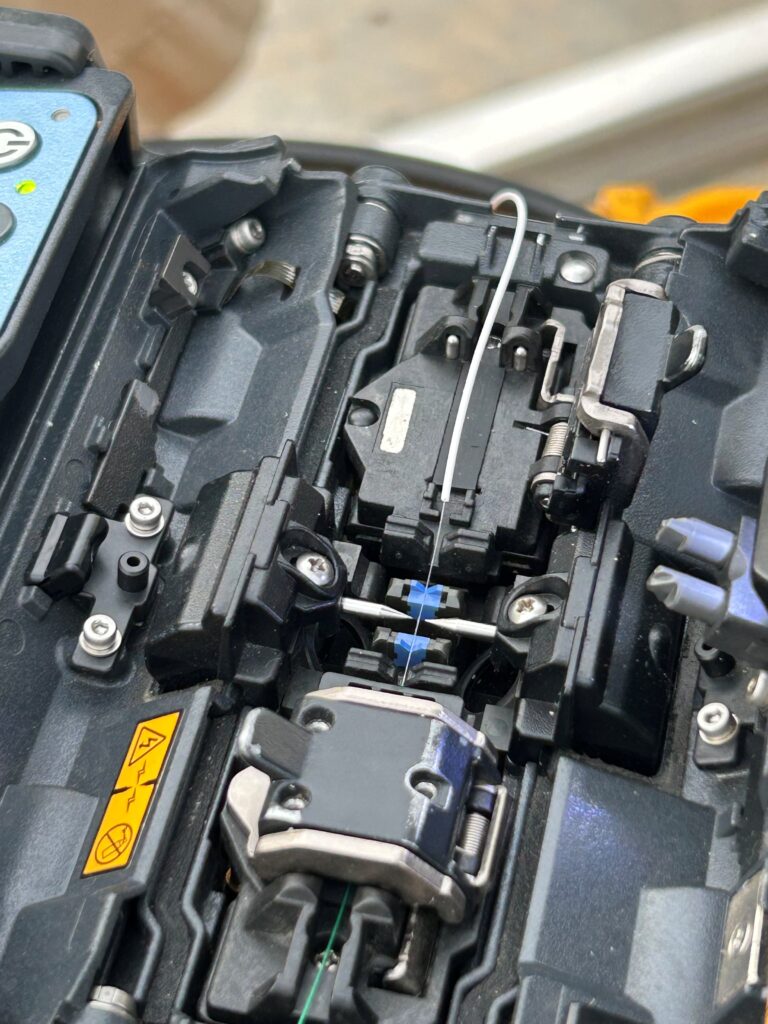สายไฟเบอร์ออพติกบน v-groove